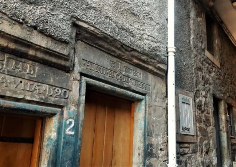 Edinburgh: Private walking tour with a Polish guide - What to Expect in Practical Terms