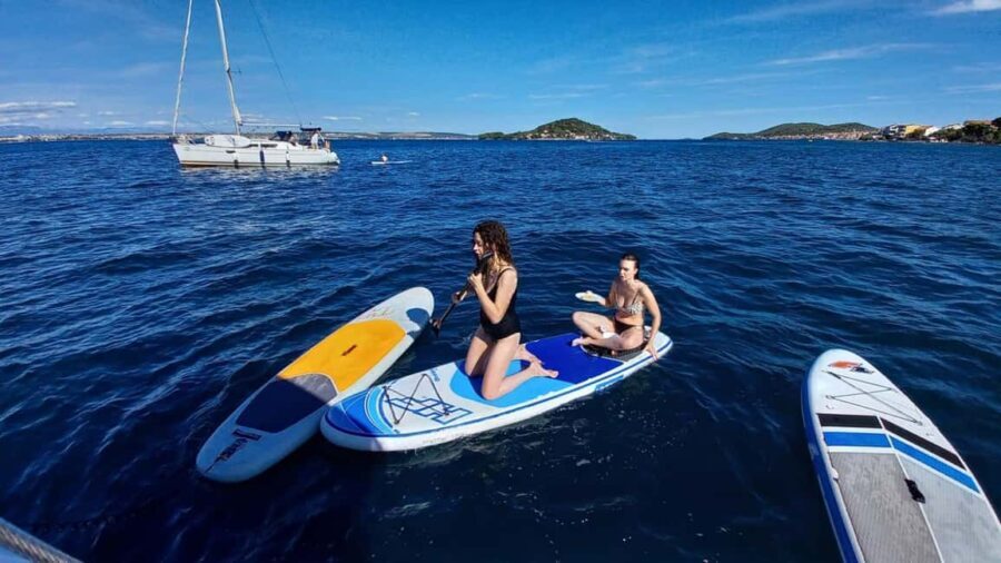 Elegant Day-Sailing Tour-Lunch&Drinks included - Food and Drinks: A Simple but Satisfying Lunch