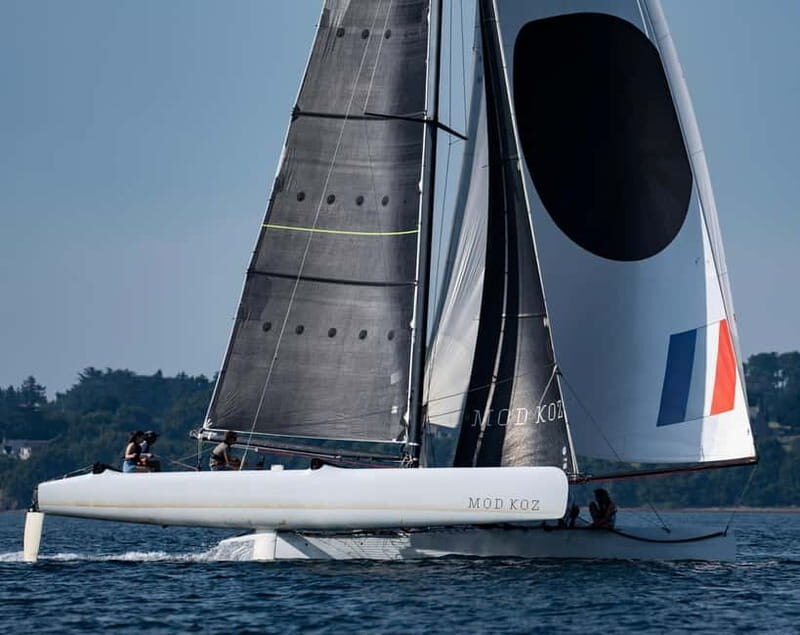 Embark in Larmor-Baden: discover our Extreme 40 catamaran. - The Experience’s Strengths & Considerations