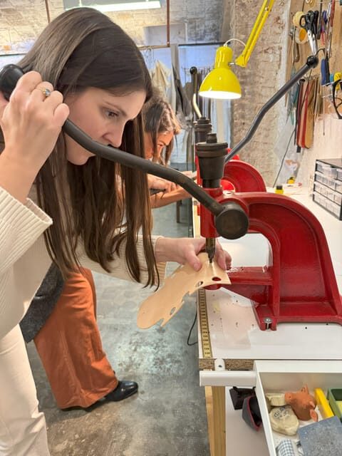 Experience in Leather Goods Workshop- Leather Accessory - Practical Details and Group Dynamics