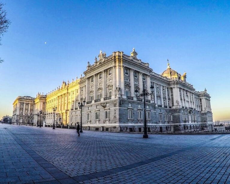 Experience Royal Luxury in Madrids Palacio Real - How This Tour Compares to Others