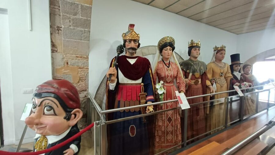 Familly friendly: tailored tapas, giants & Scavenger Hunts! - Practical Details & Considerations