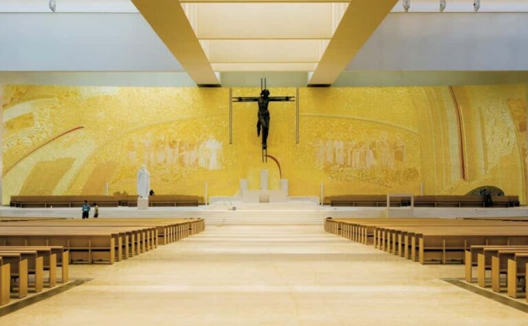 Fátima Express Sanctuary: The Spiritual Heart of Portugal in a few hours - Exploring the Main Basilicas and Hidden Stories