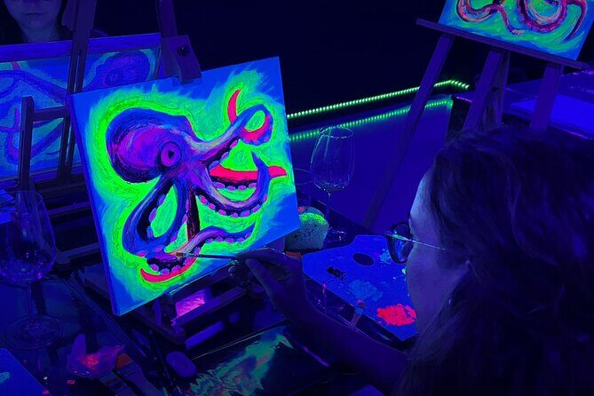Fluorescent Painting Class with Wine in Barcelona - The Atmosphere and Group Experience