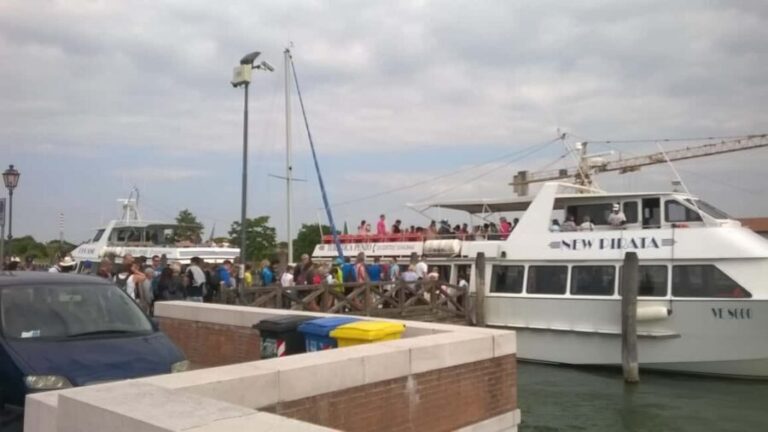 Fom Treporti: Murano, Burano, and Venice Motorboat Trip - Visiting Burano: The Colorful Charm