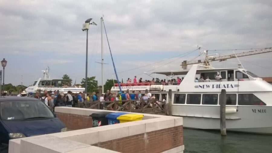 Fom Treporti: Murano, Burano, and Venice Motorboat Trip - Visiting Burano: The Colorful Charm