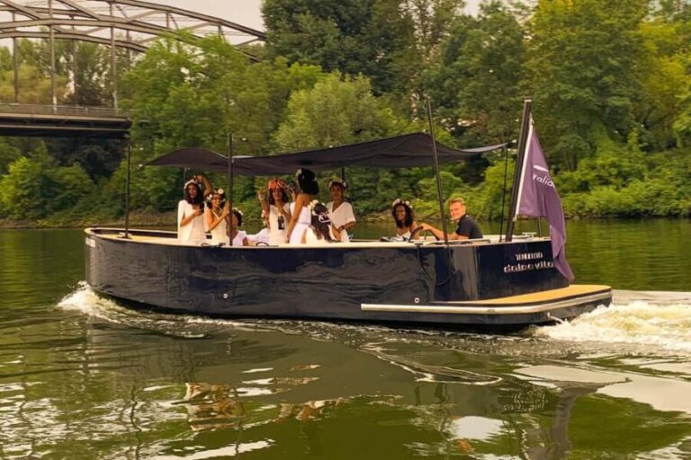 Frankfurt am Main: Private boat trip with a skyline view for up to 18 guests - FAQ