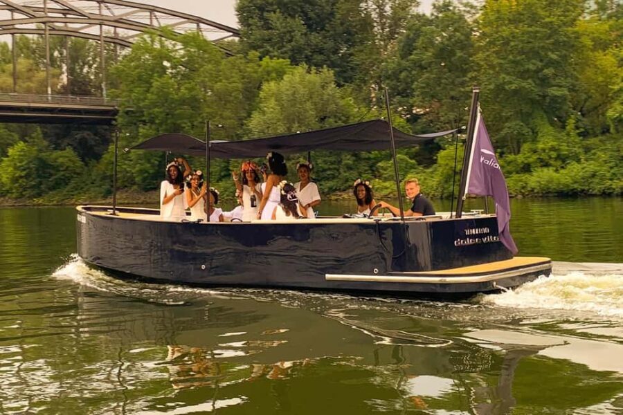 Frankfurt am Main: Private boat trip with a skyline view for up to 18 guests - FAQ