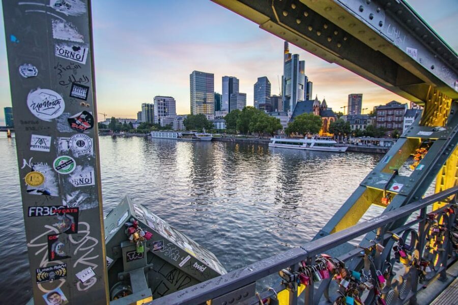Frankfurt: Express Walk with a Local in 60 minutes - The Value of a Guided Walk in a Short Time