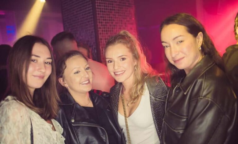 FREE fun explorers pub Crawl with OPTIONAL 1 hour open bar - The Social Side of Things