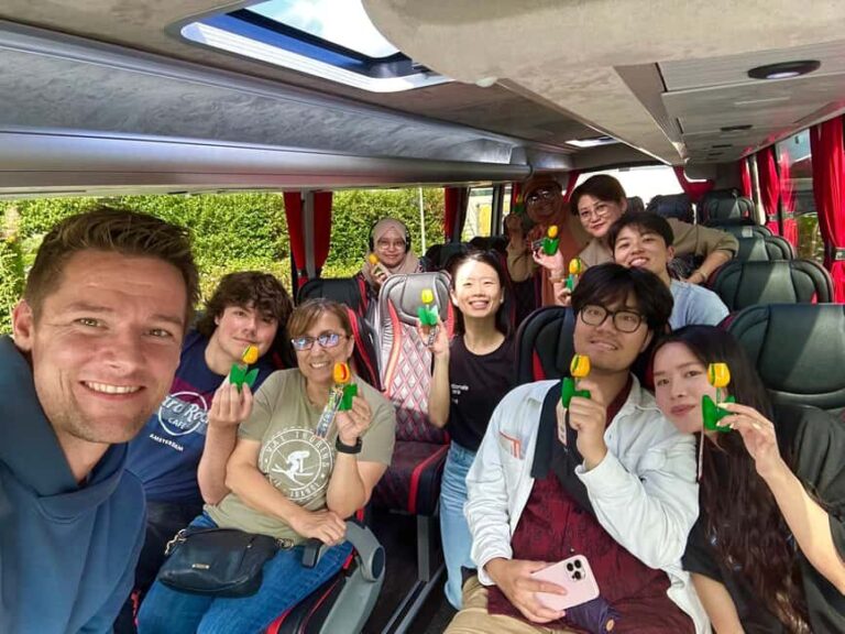 From Amsterdam: Giethoorn Day Trip with Canal & Village Tour - What to Expect in Giethoorn