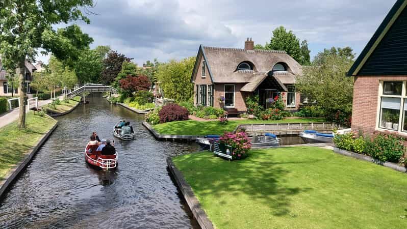 From Amsterdam: Giethoorn Small Group Tour with Boat Ride - The Village Without Roads: First Impressions