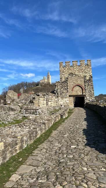 From Bucharest: Full-Day Trip to Bulgaria Highlights - Exploring Veliko Tarnovo: The Medieval Heart