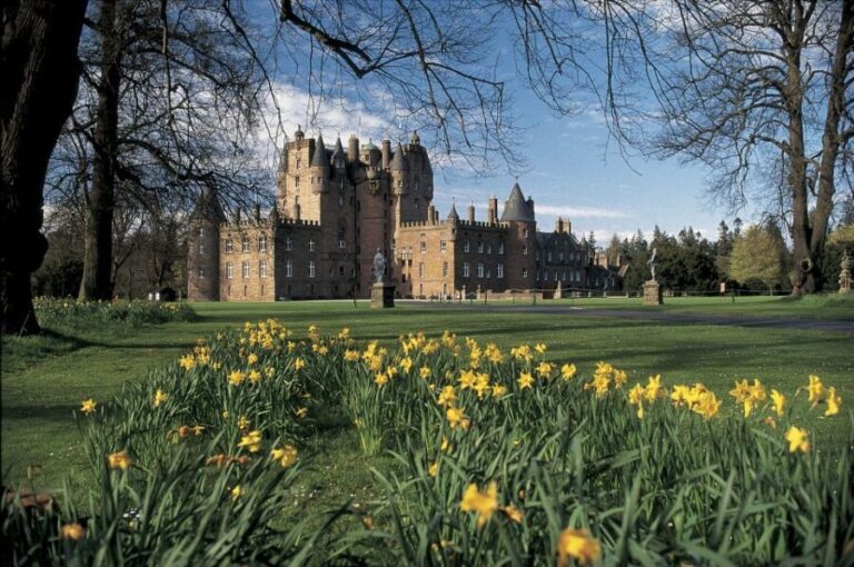From Edinburgh: Glamis and Dunnottar Castles Tour in Italian - Visiting Glamis Castle: Ghosts and Legends