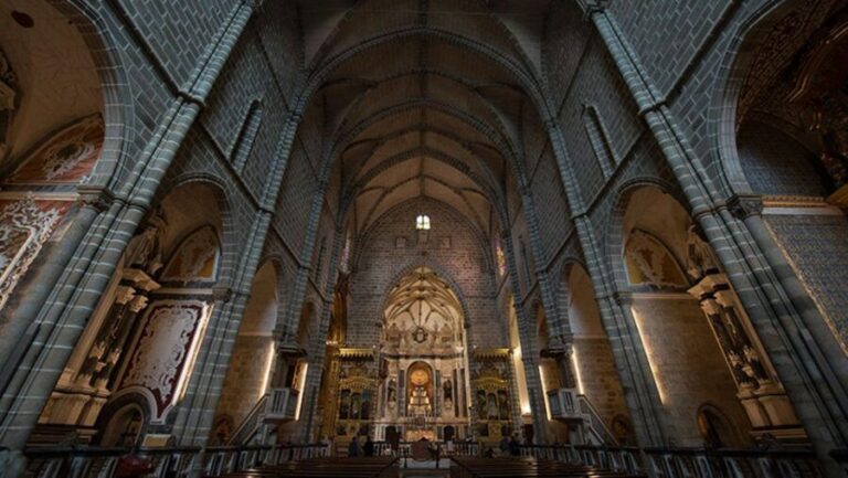 From Lisbon: Évora Tour with Wine Tasting included - Key Sites in Évora