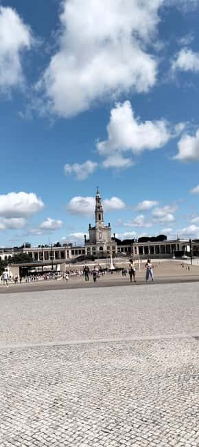 From Lisbon: Fatima, Valinhos, and Wine Cellar Tour - Visiting Valinhos: The Shepherds’ Village