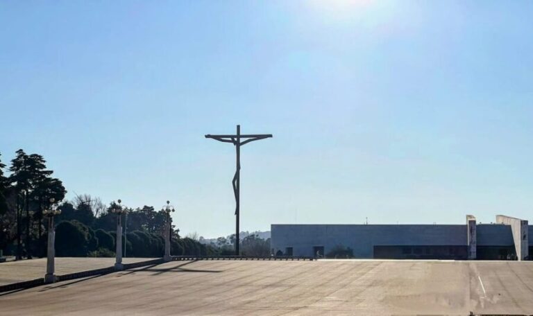 From Lisbon: Nazaré, Fátima, and Batalha Day Trip - Practical Tips for the Day