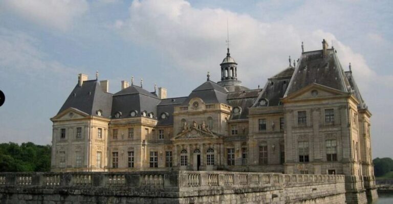From Paris: "le Grand Noël Vaux le Vicomte & Fontainebleau" - How the Day Begins: Pickup and Departure
