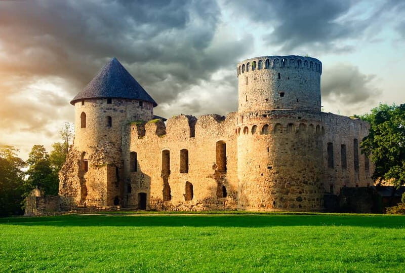 From Riga: Bauska, Rundale and Jelgava Private Full-Day Trip - First Stop: Bauska Castle — Medieval Majesty