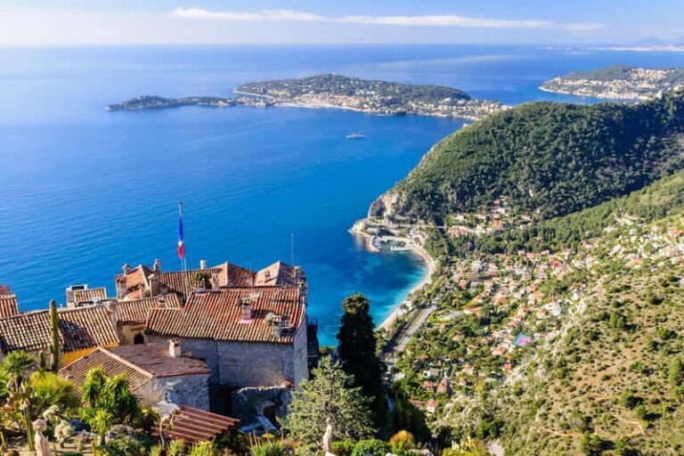 From Villefranche-Sur-Mer: the Côte d'Azur and the Formula 1 circuit - Key Points