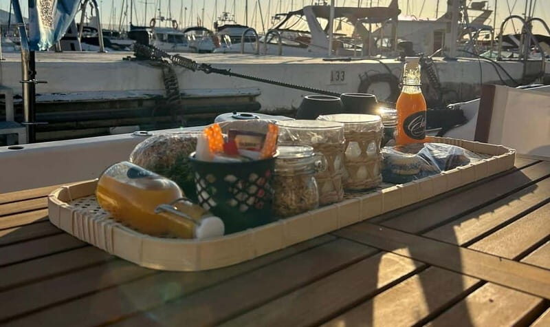 Fuengirola: Sunrise Boat Tour with breakfast and drinks - Itinerary Breakdown