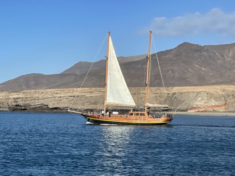 Fuerteventura: Sunset boat trip with DJ, Food & Drinks - FAQ