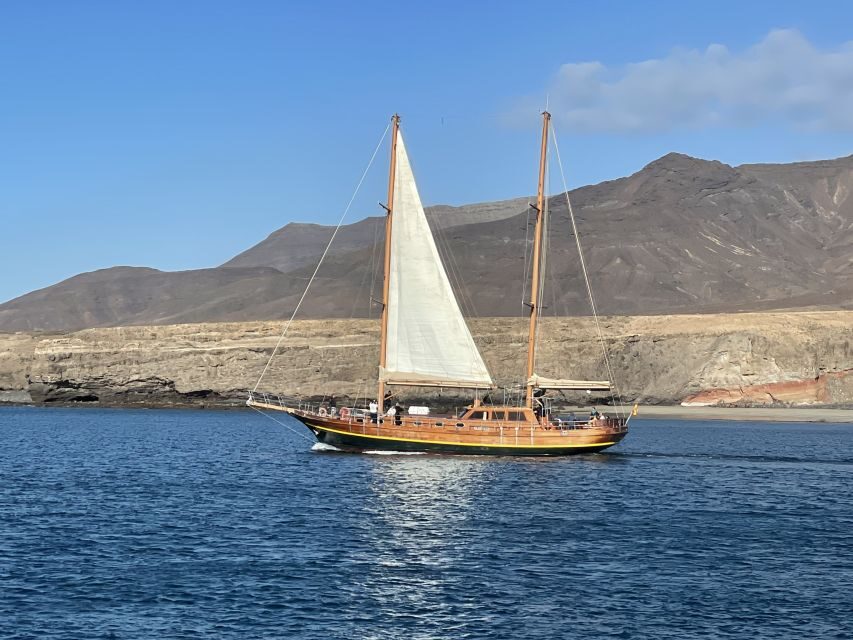 Fuerteventura: Sunset boat trip with DJ, Food & Drinks - FAQ