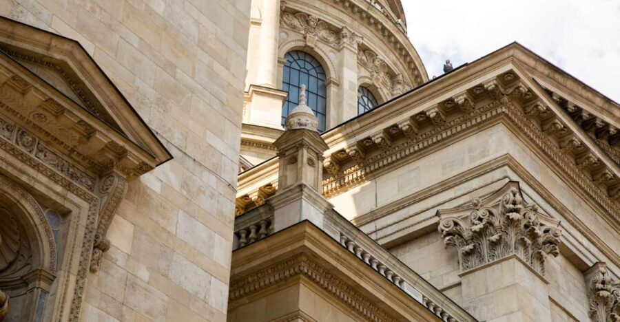 Full Day Budapest City Tour with Lunch, Wine & Dessert - Dive into the Sights: A Closer Look