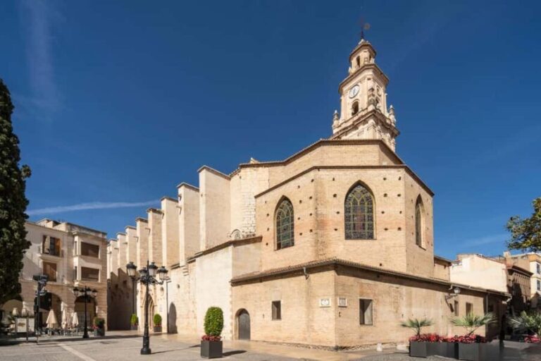 Gandía: Entrance to the Insigne Collegiate Church of Gandía - Who Should Consider This Tour?