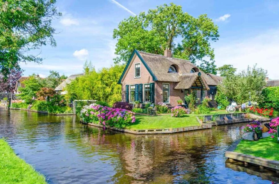 Giethoorn : 1 Hour Village & Sightseeing Boat Cruise - Who Should Consider This Tour?