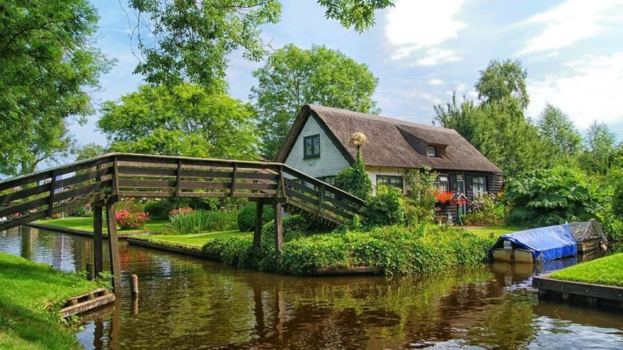 Giethoorn: 2 Hours 8 persons boat steeringwheel + cushions - What to Expect from the Itinerary