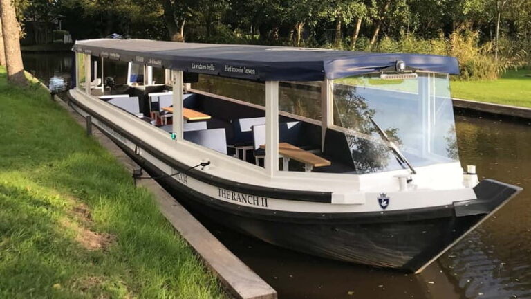 Giethoorn: Luxury Private Closed Boat Tour with captain - First Impressions and Booking Details