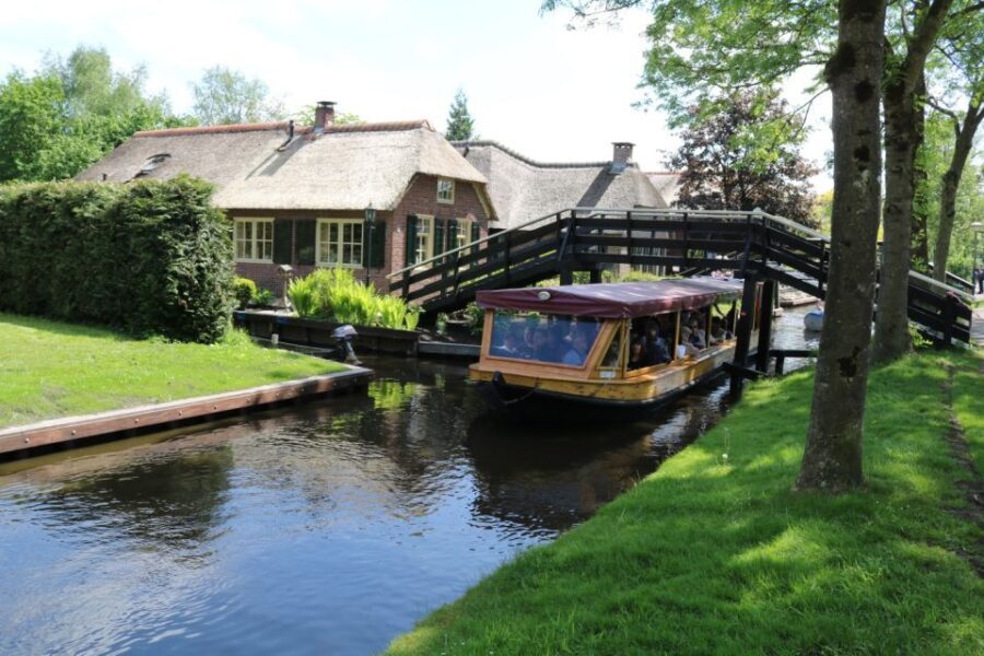 Giethoorn: Private Guided Canal Cruise with Coffee and Tea - The Value of Coffee and Tea