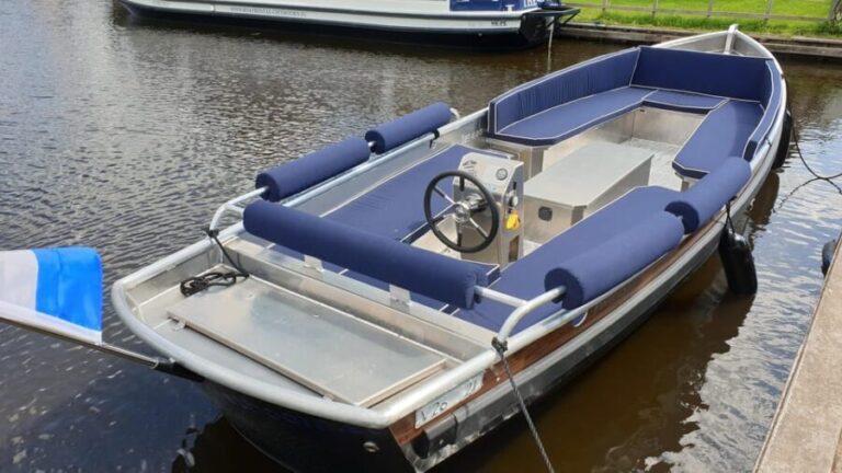 Giethoorn: Self-Drive Boat Rental for up to 12 People - The Experience in Action