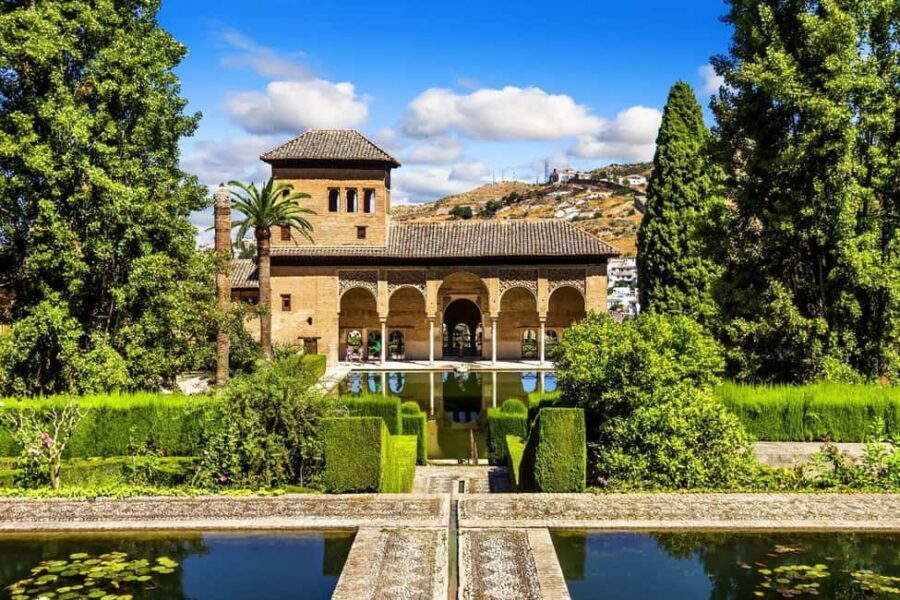Granada: Alhambra, Nasrid Palaces & Gardens guided Tour - The Experience: A Balance of Insight and Beauty