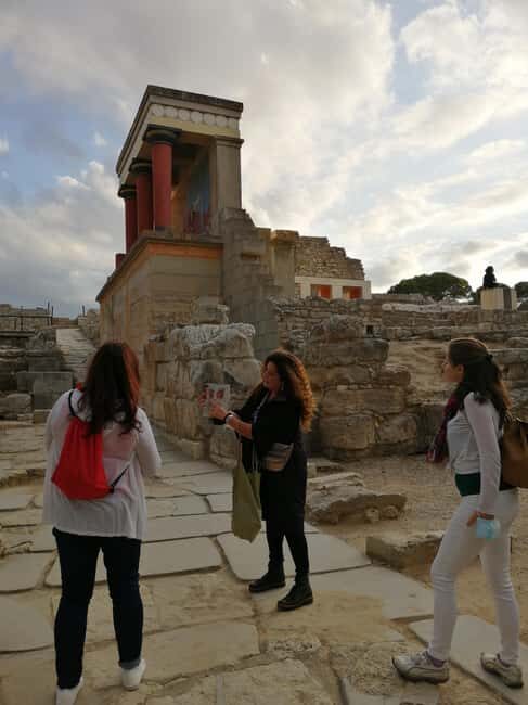 Guided tour of Knossos Palace in Spanish - The Experience in Detail
