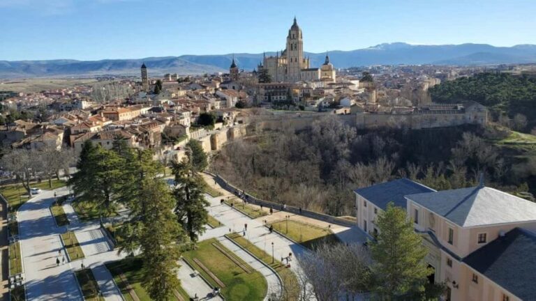 Guided tour of Segovia in Spanish: Cathedral and Alcázar - The Real-World Experience: What Reviewers Say