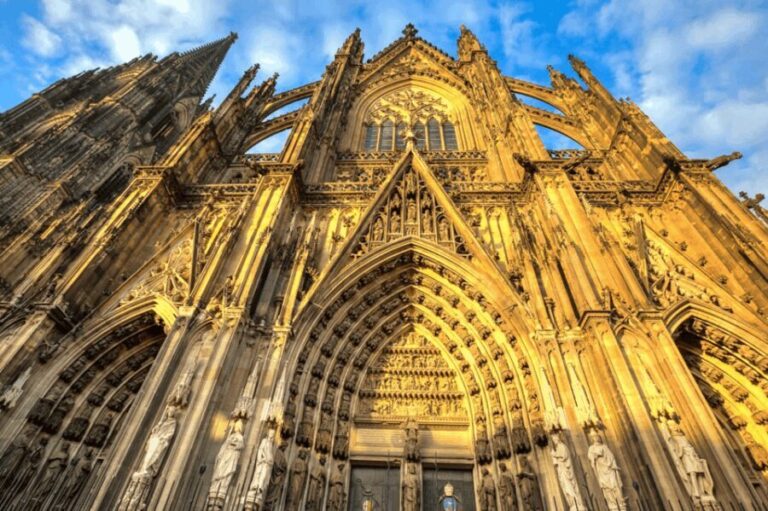 Guided tour of the historic center of Colonia - The Cologne Cathedral: The Tour’s Crown Jewel