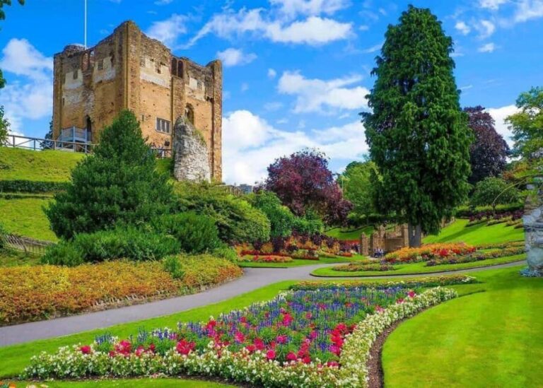 Guildford: Guided Historic Walking Tour with Pub Visit - The Town’s Connection to Famous Residents