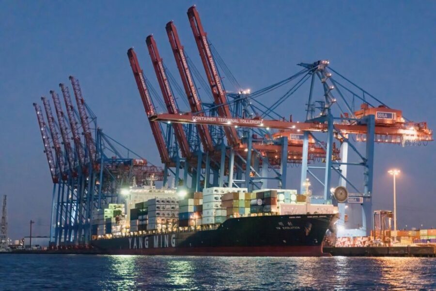 Hamburg: 1.5-Hour Evening Lights Harbour Cruise on a Ship - The Highlights of the Tour