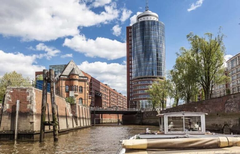 Hamburg: 2-hour harbor tour through the port of Hamburg - The Contrast of Tradition and Modernity