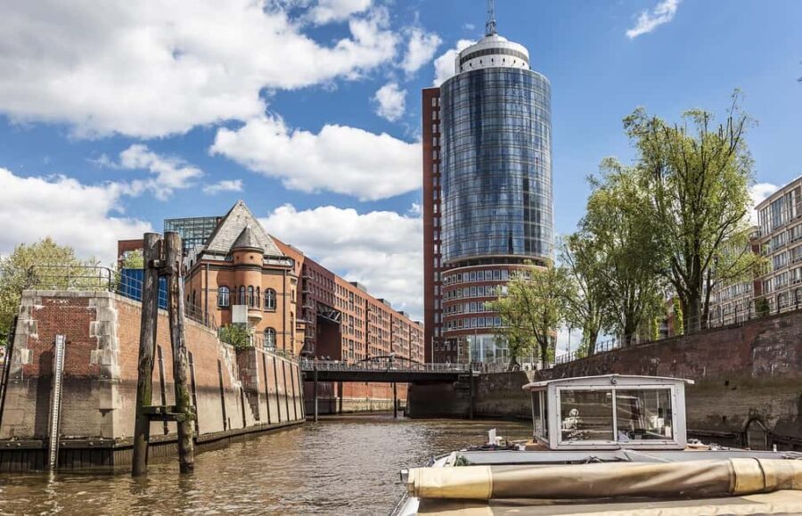 Hamburg: 2-hour harbor tour through the port of Hamburg - The Contrast of Tradition and Modernity