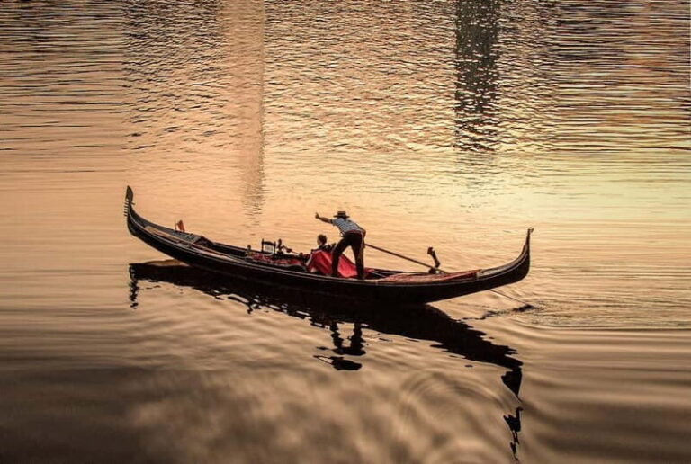 Hamburg: Alster Lake public Tour in a Real Venetian Gondola - Who Will Love This Tour?