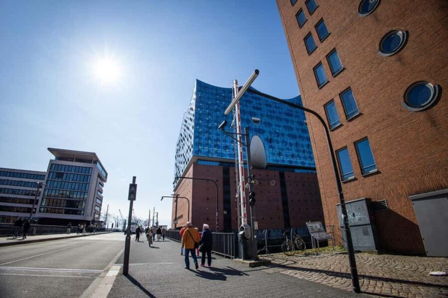 Hamburg: Discovery Tour - Westfieldcenter to Elbphilharmonie - The Guide and Group Size