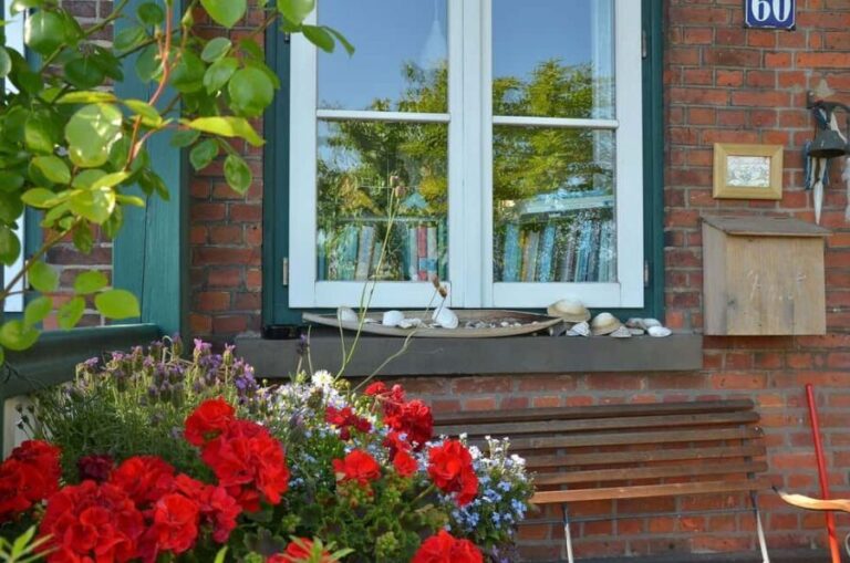 Hamburg Green Ring I 3-day e-bike tour - Day 1: From HafenCity to Ohlsdorf — Parks, Gardens, and Hamburg’s Largest Cemetery