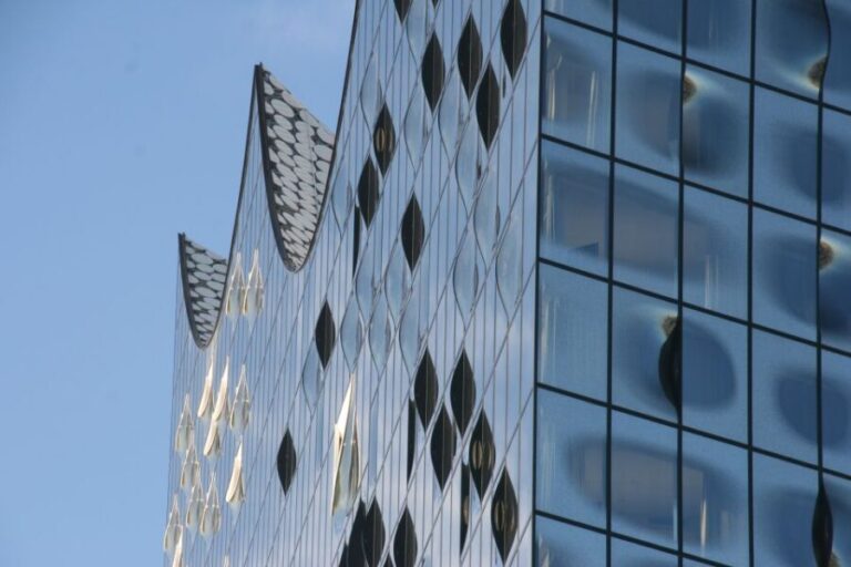 Hamburg: Guided Port Walk for Families - The Experience From the Perspective of Travelers