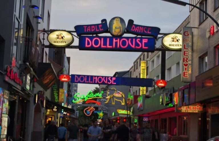 Hamburg: Kiez & Dollhouse: The legendary Reeperbahn tour - Who should consider this tour?