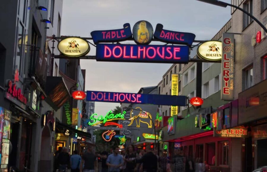 Hamburg: Kiez & Dollhouse: The legendary Reeperbahn tour - Who should consider this tour?