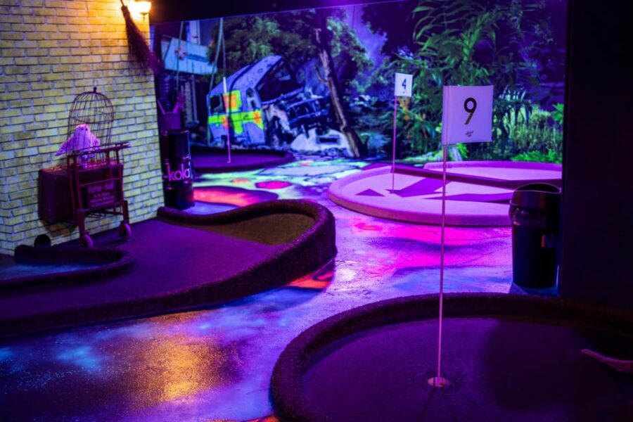 Hamburg: Moviegolf Experience - The Art of Film Murals and Puzzle Fun