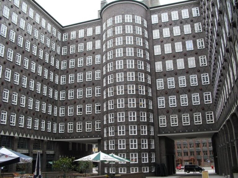 Hamburg: Private Tour Down Town around City Hall - FAQs